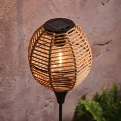 Solar-Gartenstecker in Rattan-Optik mit warmweißer LED