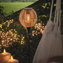 Solar-Gartenstecker in Rattan-Optik mit warmweißer LED
