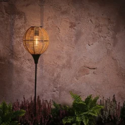 Solar-Gartenstecker in Rattan-Optik mit warmweißer LED