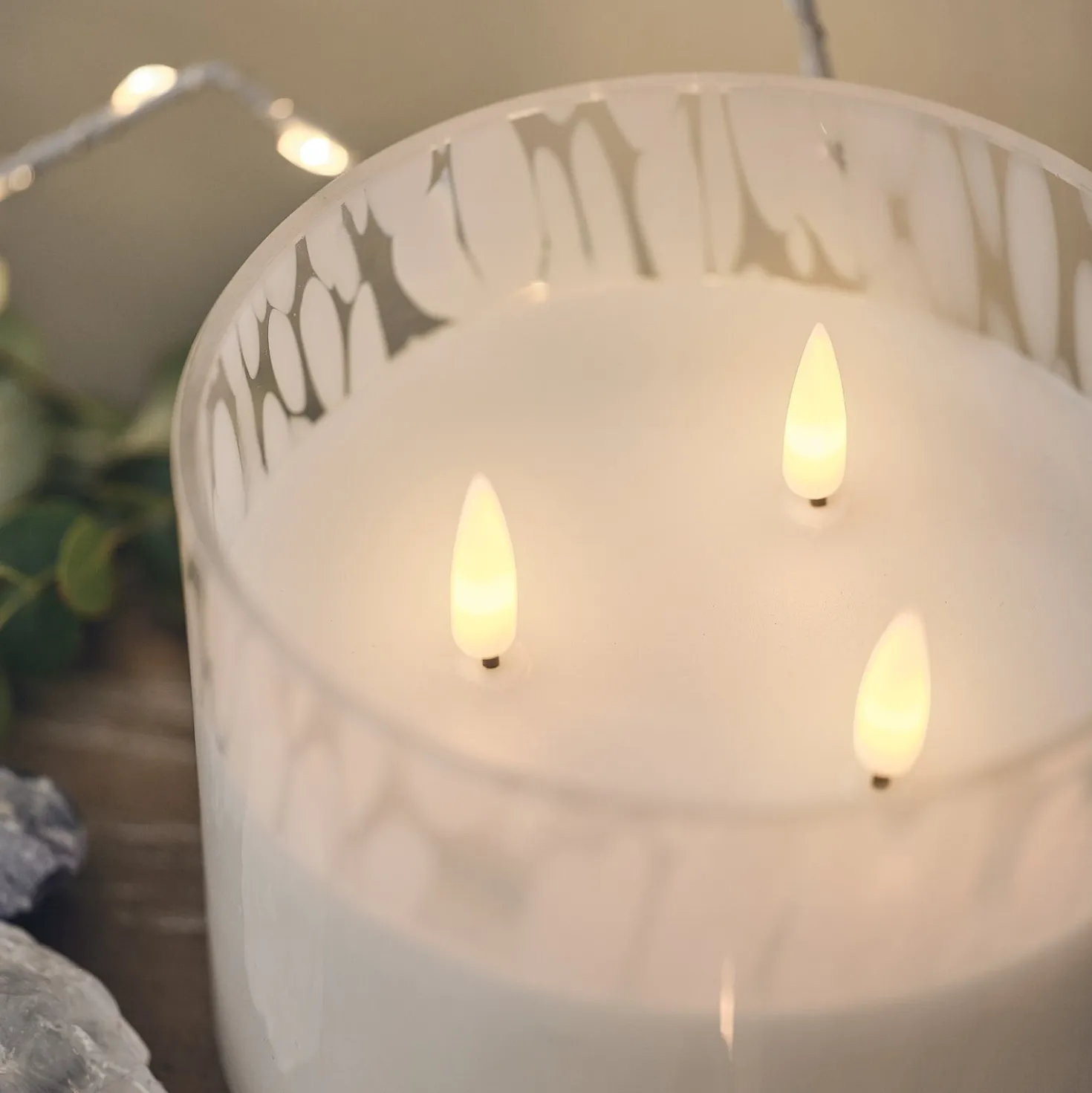 TruGlow® 3-Docht LED-Kerze im Konfetti-Glas mit Fernbedienung in Weiß