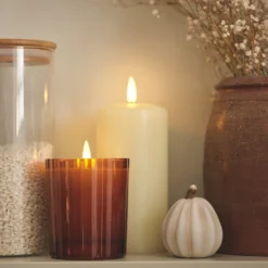 TruGlow® LED-Kerze im geriffelten Glas mit Fernbedienung in Orange
