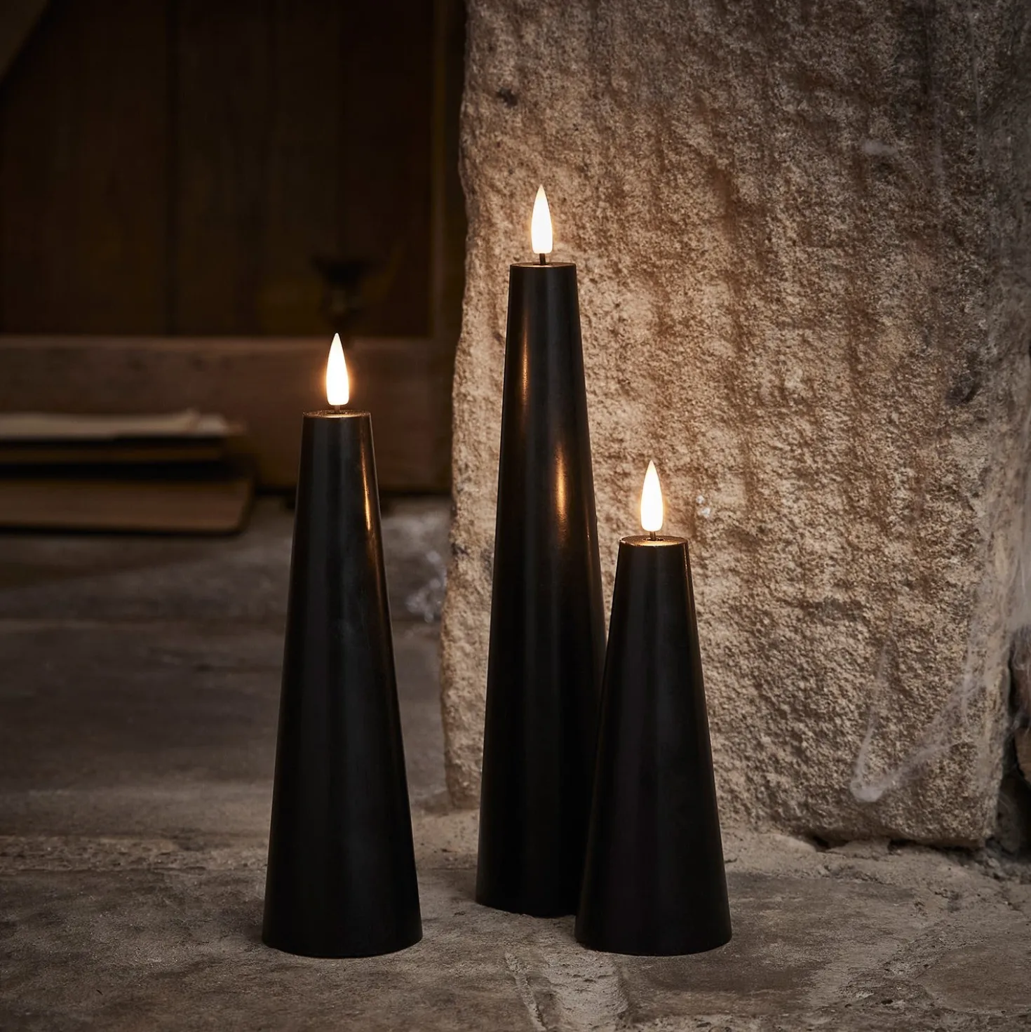 TruGlow® LED Kerzen Echtwachs Trio Kegelform schwarz