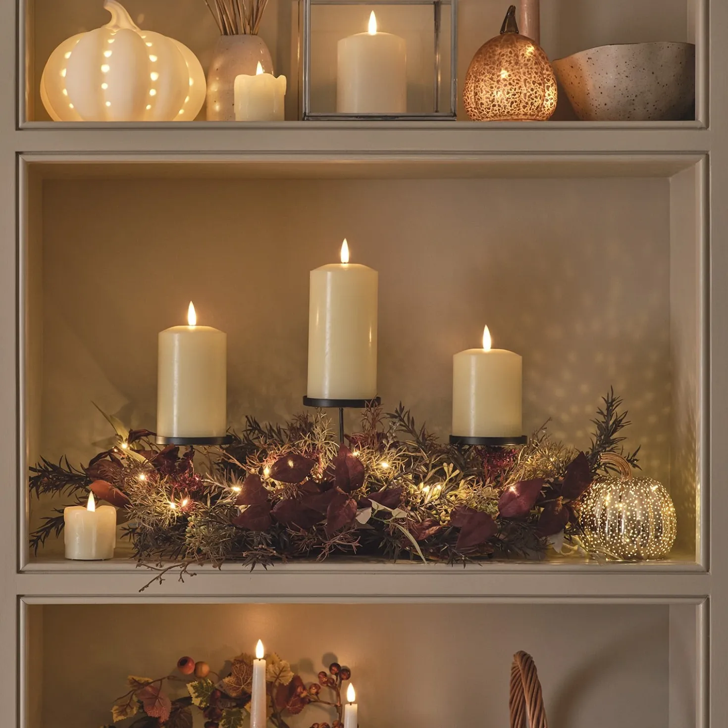 TruGlow® LED-Kerzen-Trio mit schwarzen Haltern & Herbstdeko