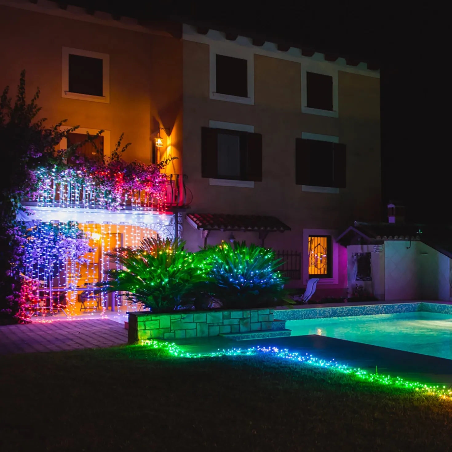 Twinkly 2,1m smarter Lichtervorhang Bunt und Weiß Edition mit 210 LEDs