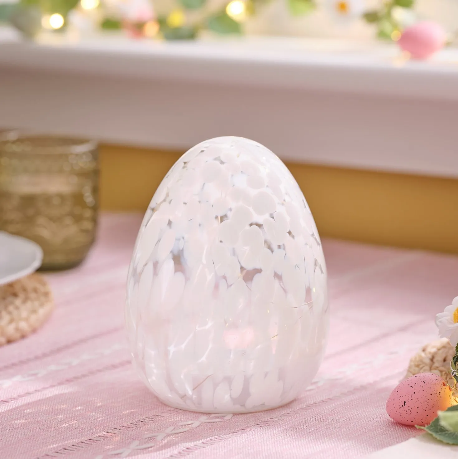Weißes LED-Osterei aus Glas mit Konfettieffekt & Timer
