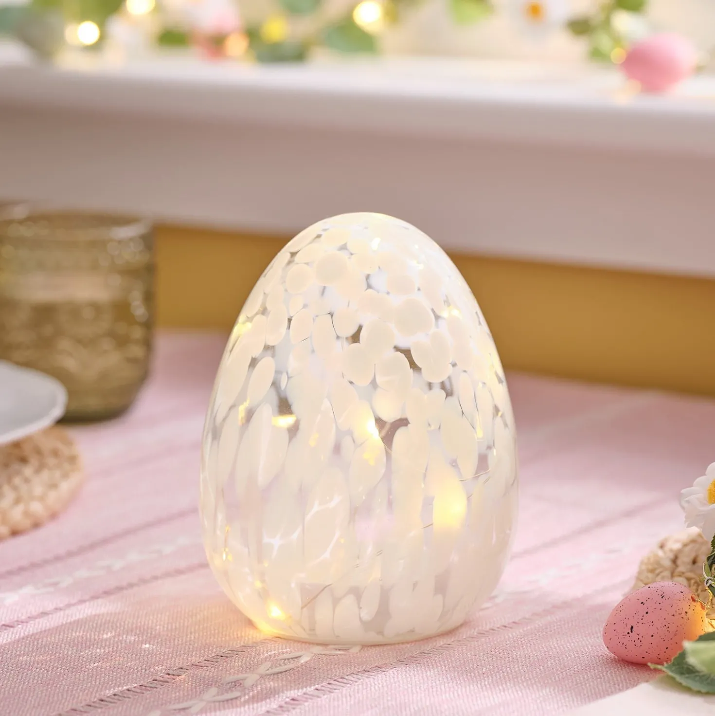 Weißes LED-Osterei aus Glas mit Konfettieffekt & Timer