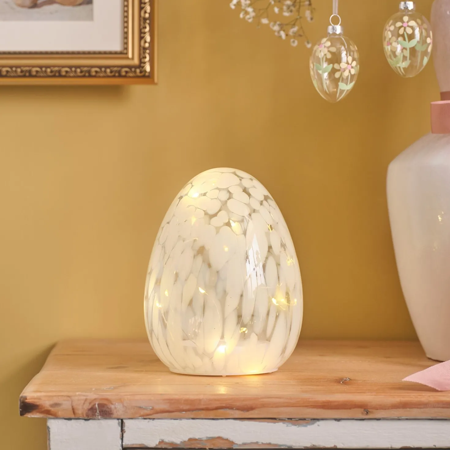 Weißes LED-Osterei aus Glas mit Konfettieffekt & Timer