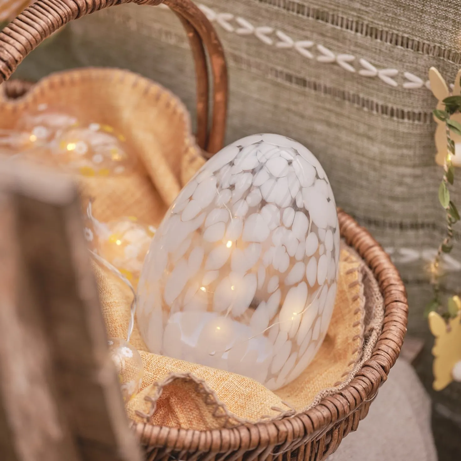 Weißes LED-Osterei aus Glas mit Konfettieffekt & Timer