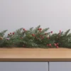 Weihnachtsgirlande rote Beeren mit Beleuchtung