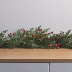 Weihnachtsgirlande rote Beeren mit Beleuchtung
