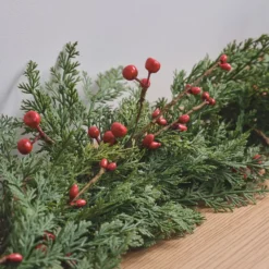 Weihnachtsgirlande rote Beeren mit Beleuchtung