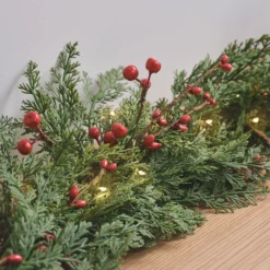 Weihnachtsgirlande rote Beeren mit Beleuchtung