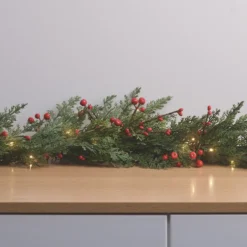 Weihnachtsgirlande rote Beeren mit Beleuchtung