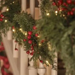 Weihnachtsgirlande rote Beeren mit Beleuchtung