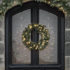 Weihnachtskranz und Weihnachtsgirlande Tannenzweige mit Beleuchtung