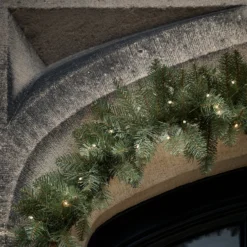Weihnachtskranz und Weihnachtsgirlande Tannenzweige mit Beleuchtung