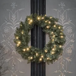 Weihnachtskranz und Weihnachtsgirlande Tannenzweige mit Beleuchtung