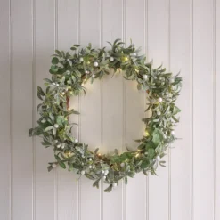 Weihnachtskranz und Weihnachtsgirlande Mistelzweige und Eukalyptus mit Beleuchtung