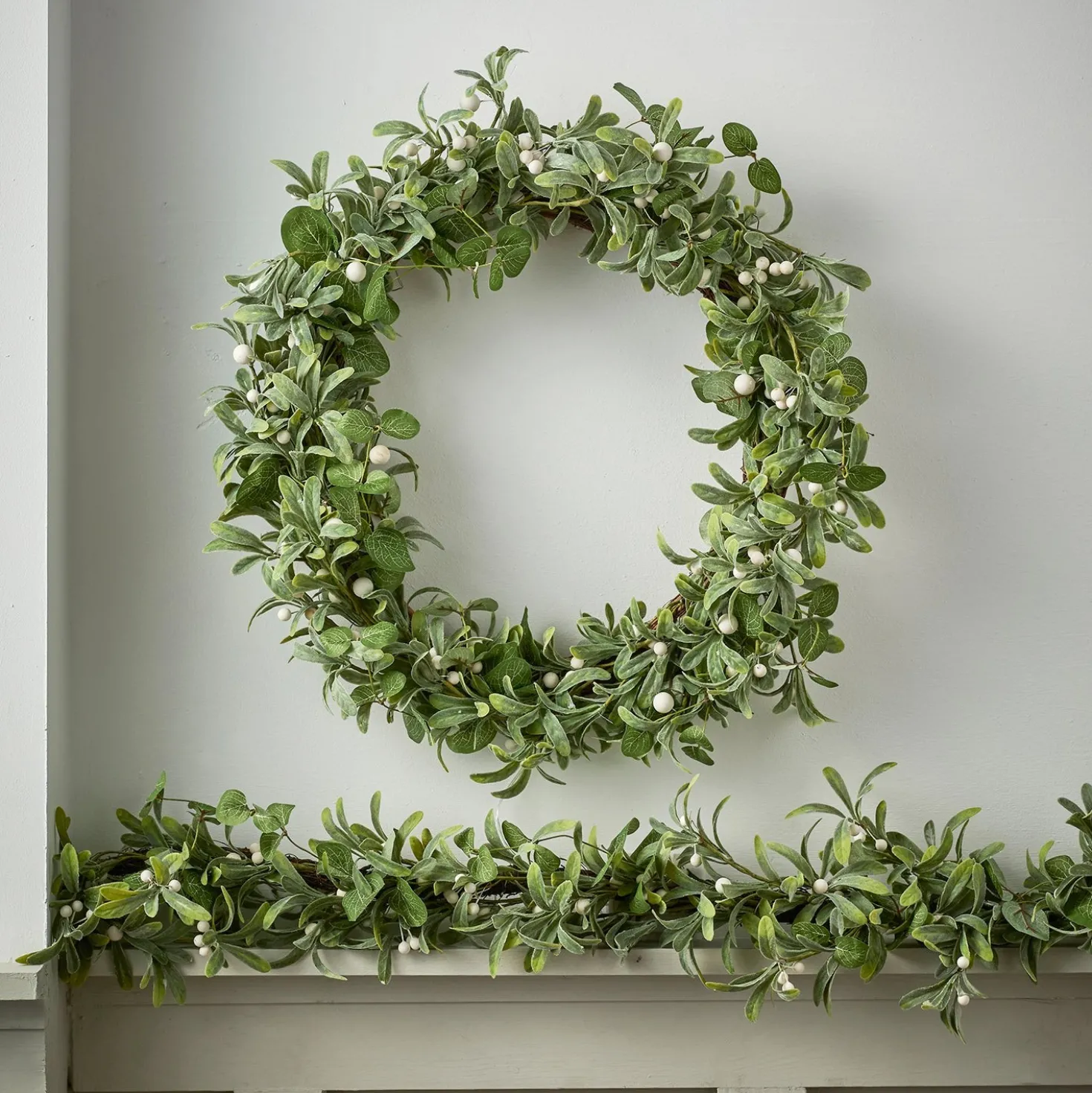 Weihnachtskranz und Weihnachtsgirlande Mistelzweige und Eukalyptus mit Beleuchtung