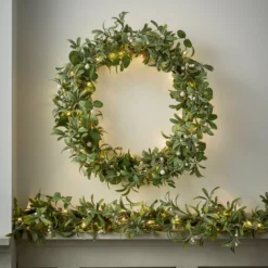 Weihnachtskranz und Weihnachtsgirlande Mistelzweige und Eukalyptus mit Beleuchtung