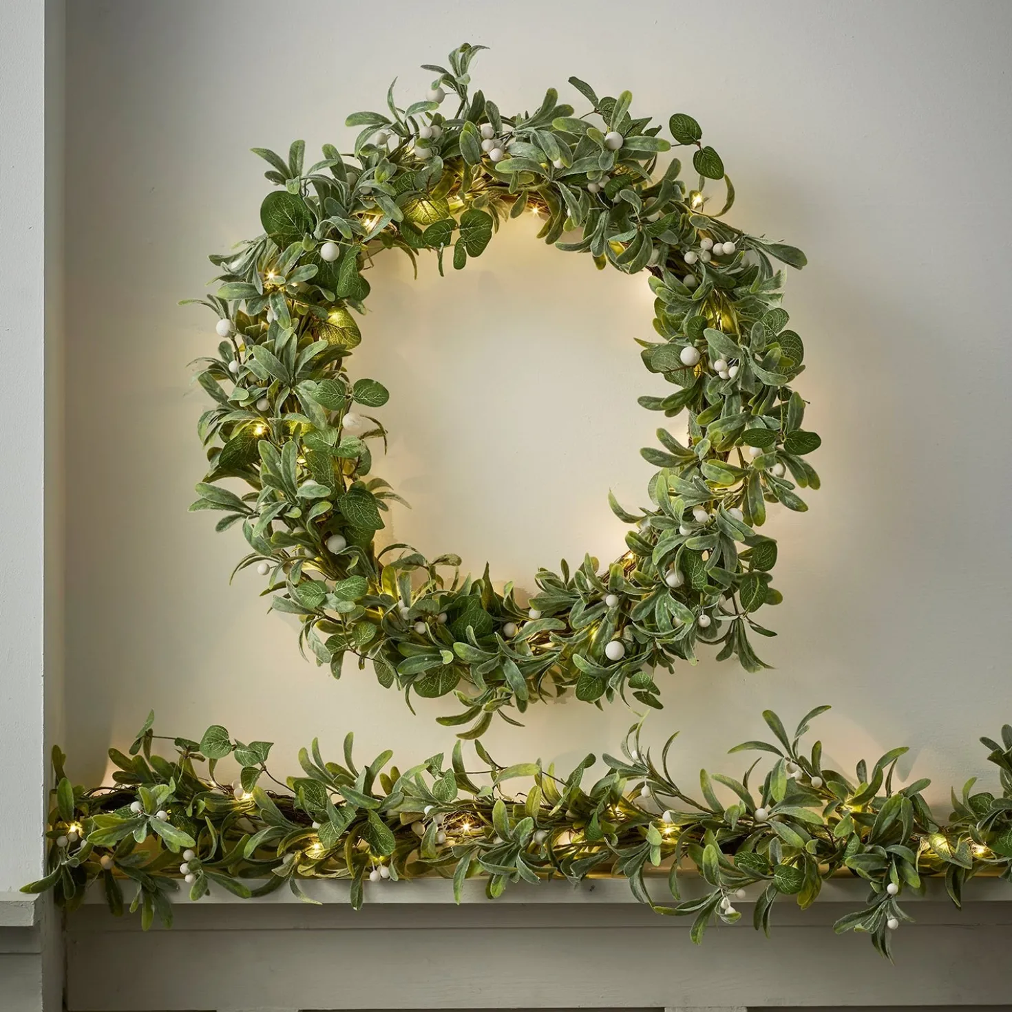 Weihnachtskranz und Weihnachtsgirlande Mistelzweige und Eukalyptus mit Beleuchtung