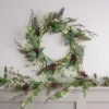 Weihnachtskranz und Weihnachtsgirlande goldene Beeren