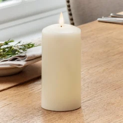 Winterlicher Rattan-Kerzenhalter mit Pilzdeko & TruGlow® LED-Kerze