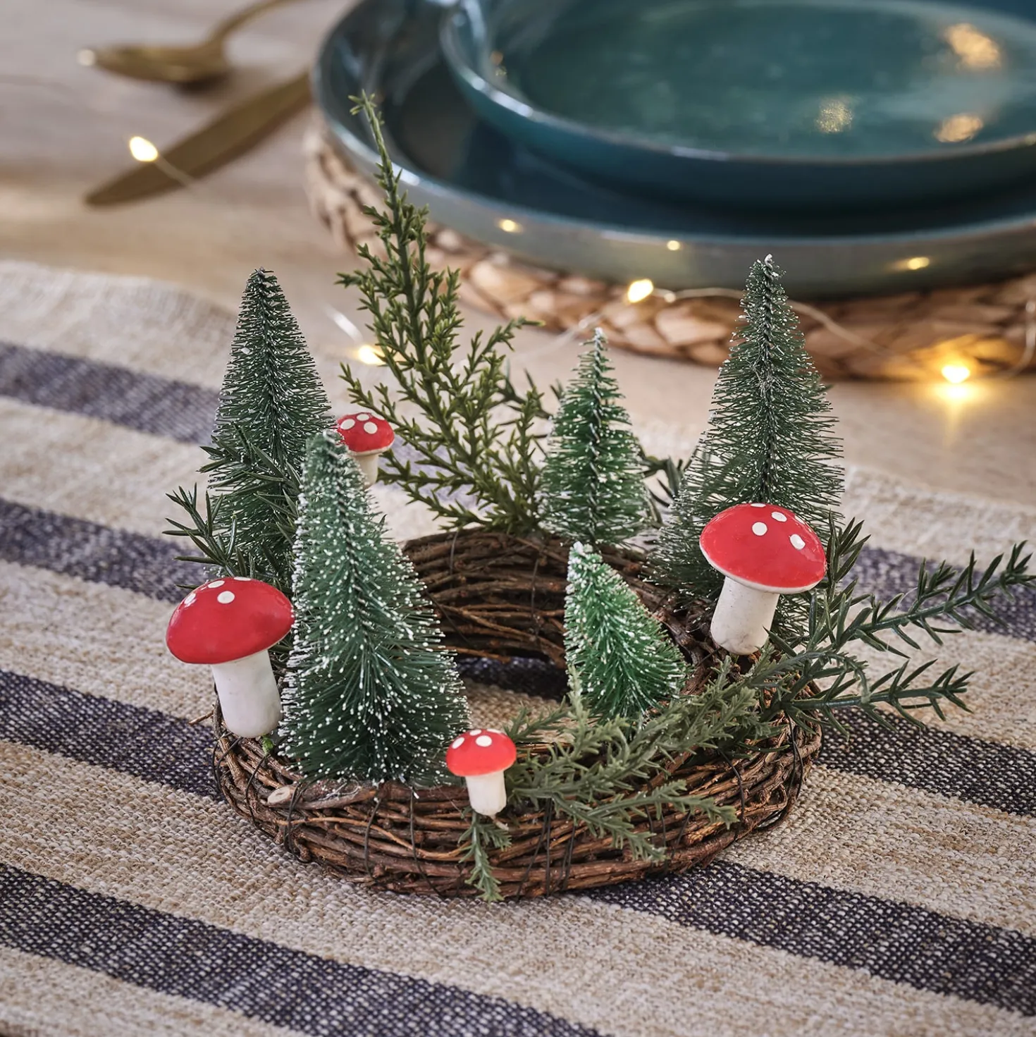 Winterlicher Rattan-Kerzenhalter mit Pilzdeko & TruGlow® LED-Kerze