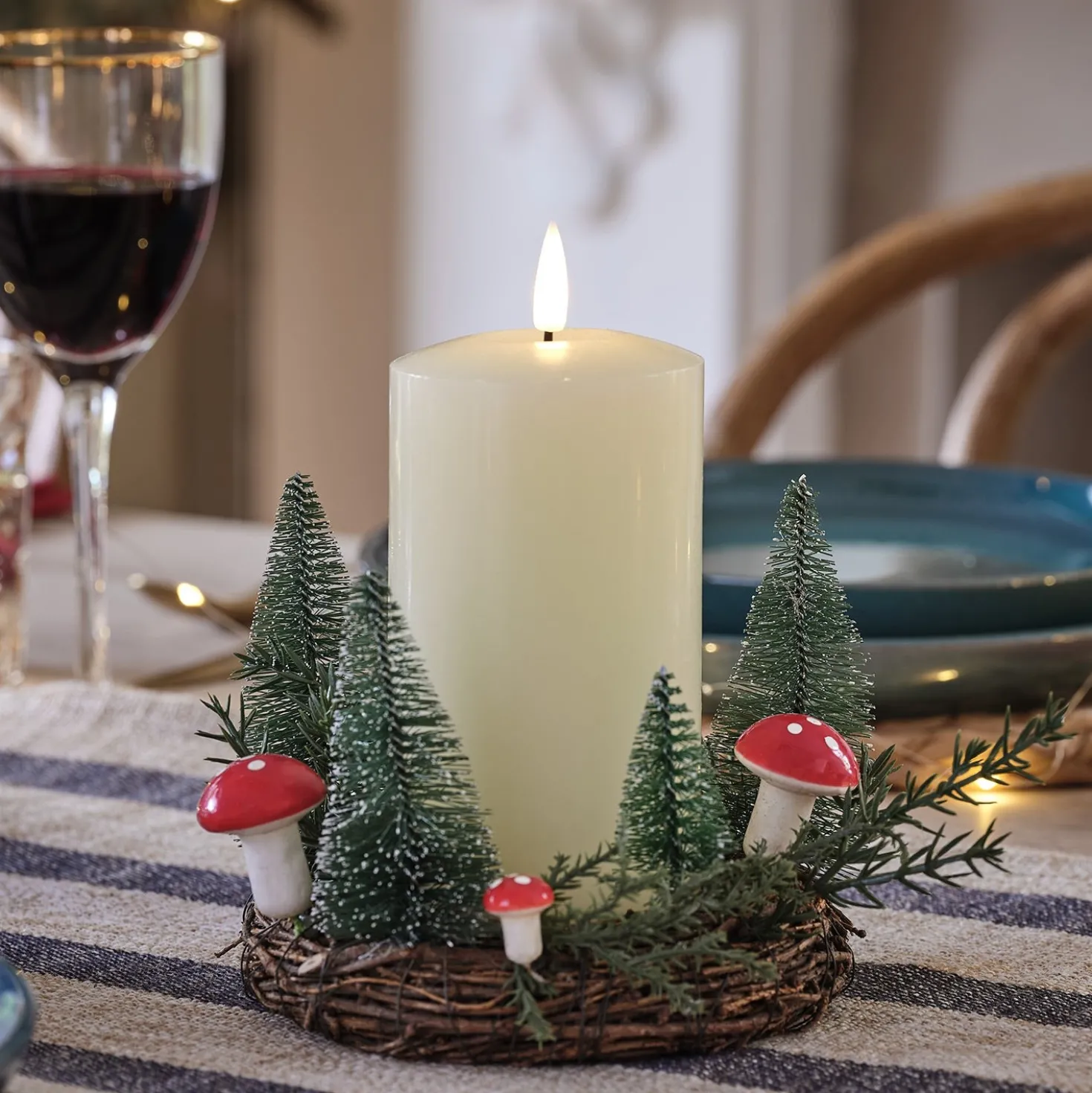 Winterlicher Rattan-Kerzenhalter mit Pilzdeko & TruGlow® LED-Kerze